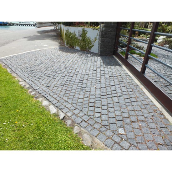 Granite Sett - 100 x 100 x 40/50mm Black Granite Sett - 100 x 100 x 40/50mm Black