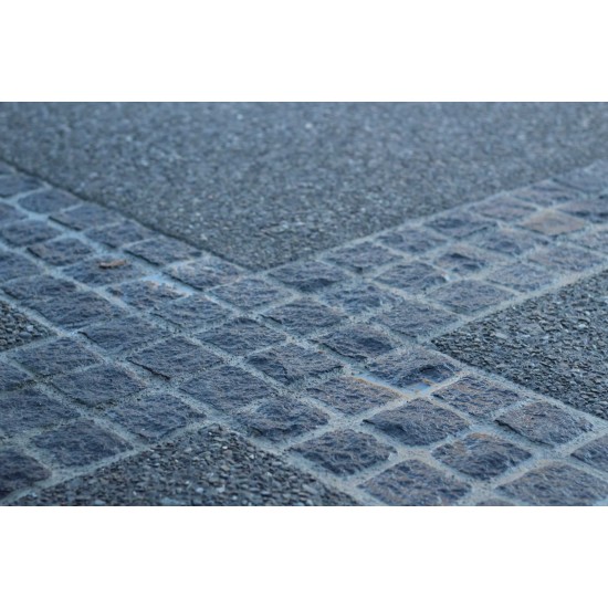 Granite Sett - 100 x 100 x 40/50mm Black Granite Sett - 100 x 100 x 40/50mm Black
